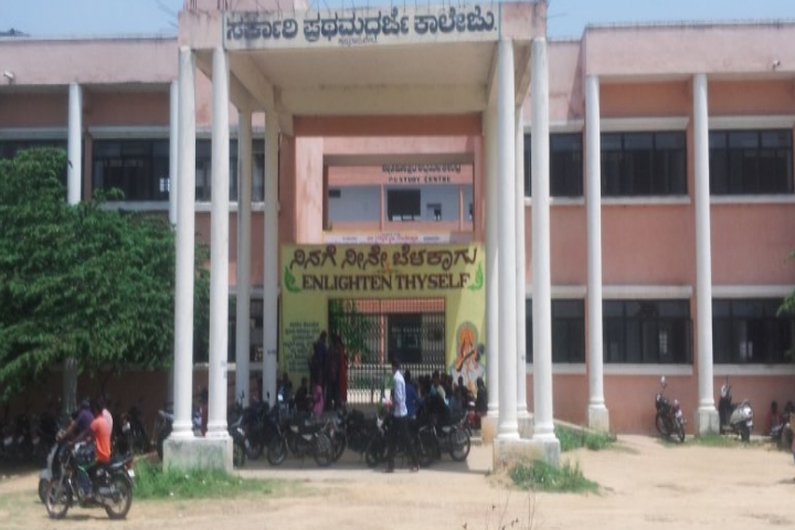 https://cache.careers360.mobi/media/colleges/social-media/media-gallery/22795/2019/1/3/Campus View of Government First Grade College Krishnarajpet_Campus-View.jpg